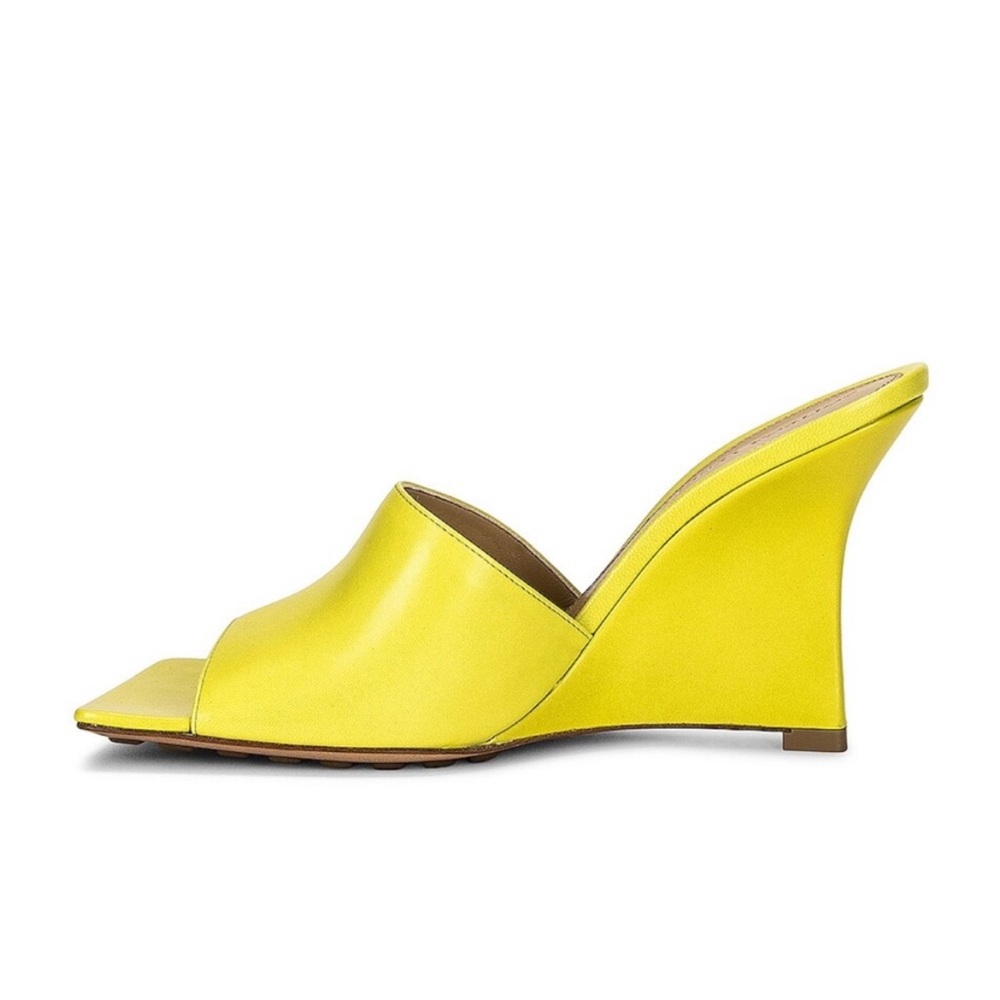 Bottega Veneta | Stretch Square-Toe Leather Wedge Sandals In Kiwi | 37